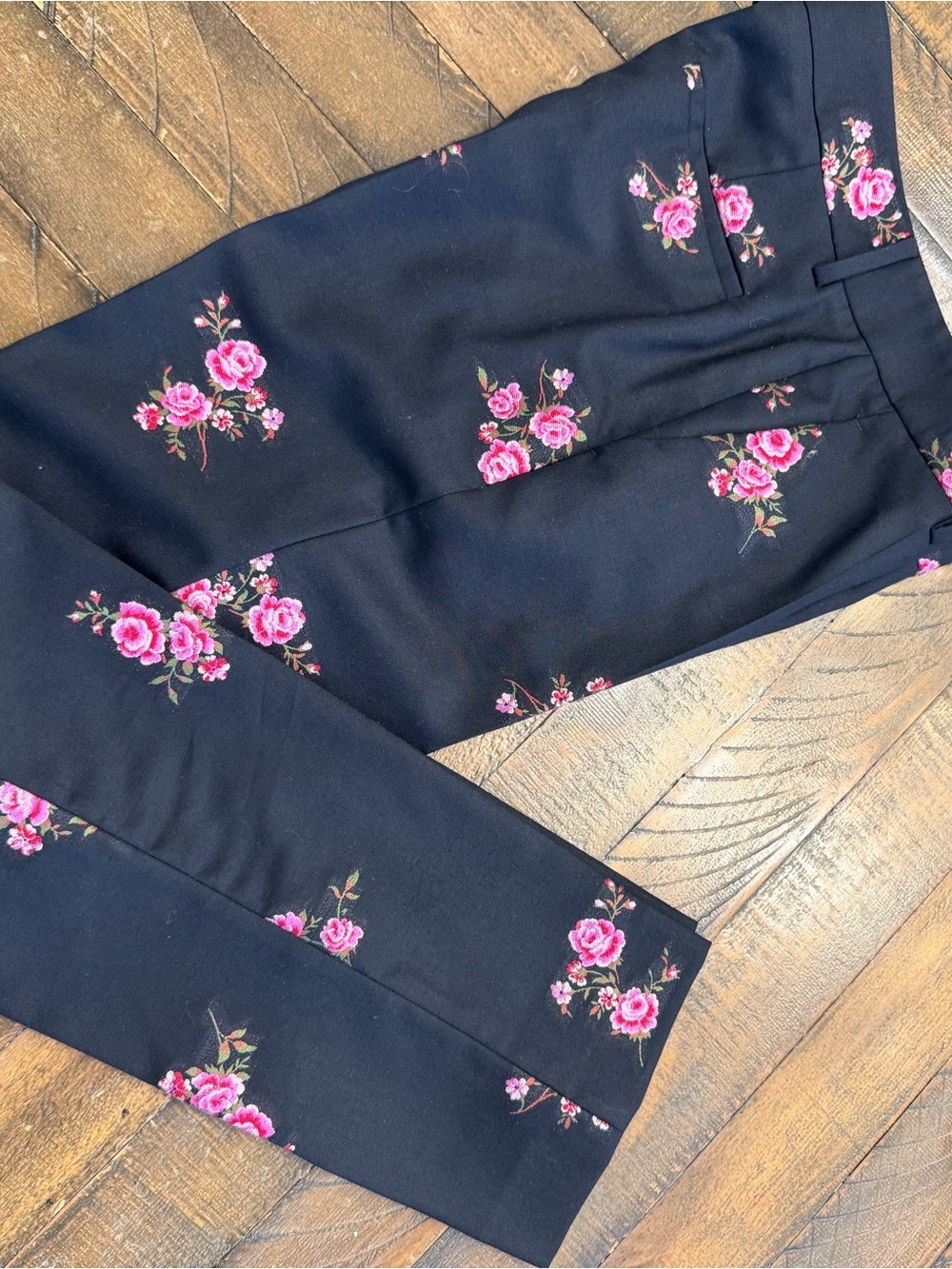 RED Valentino floral-appliquéd wool-blend twill tapered pants in black and pink - Picture 8 of 11